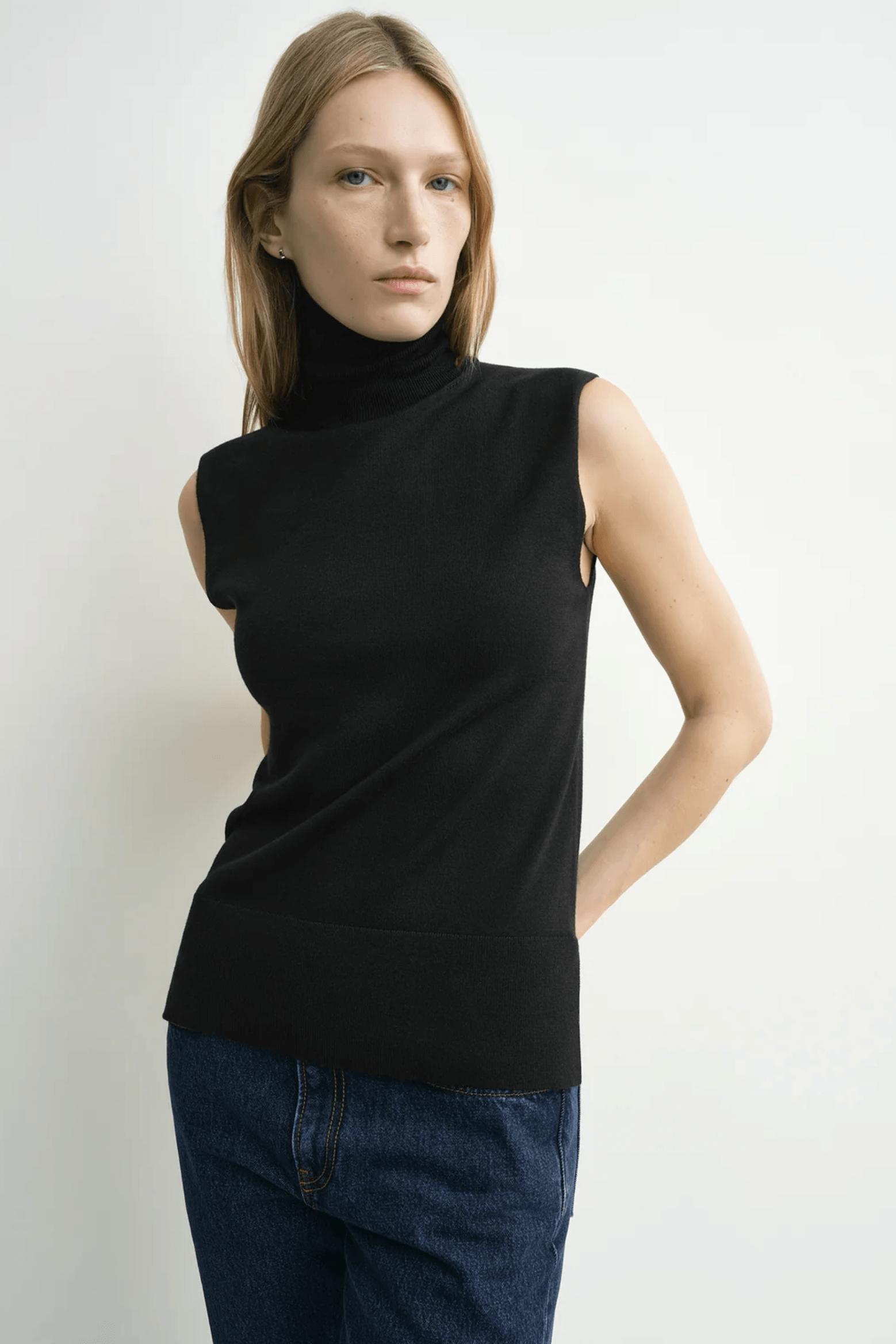 SLEEVELESS FINE TURTLENECK