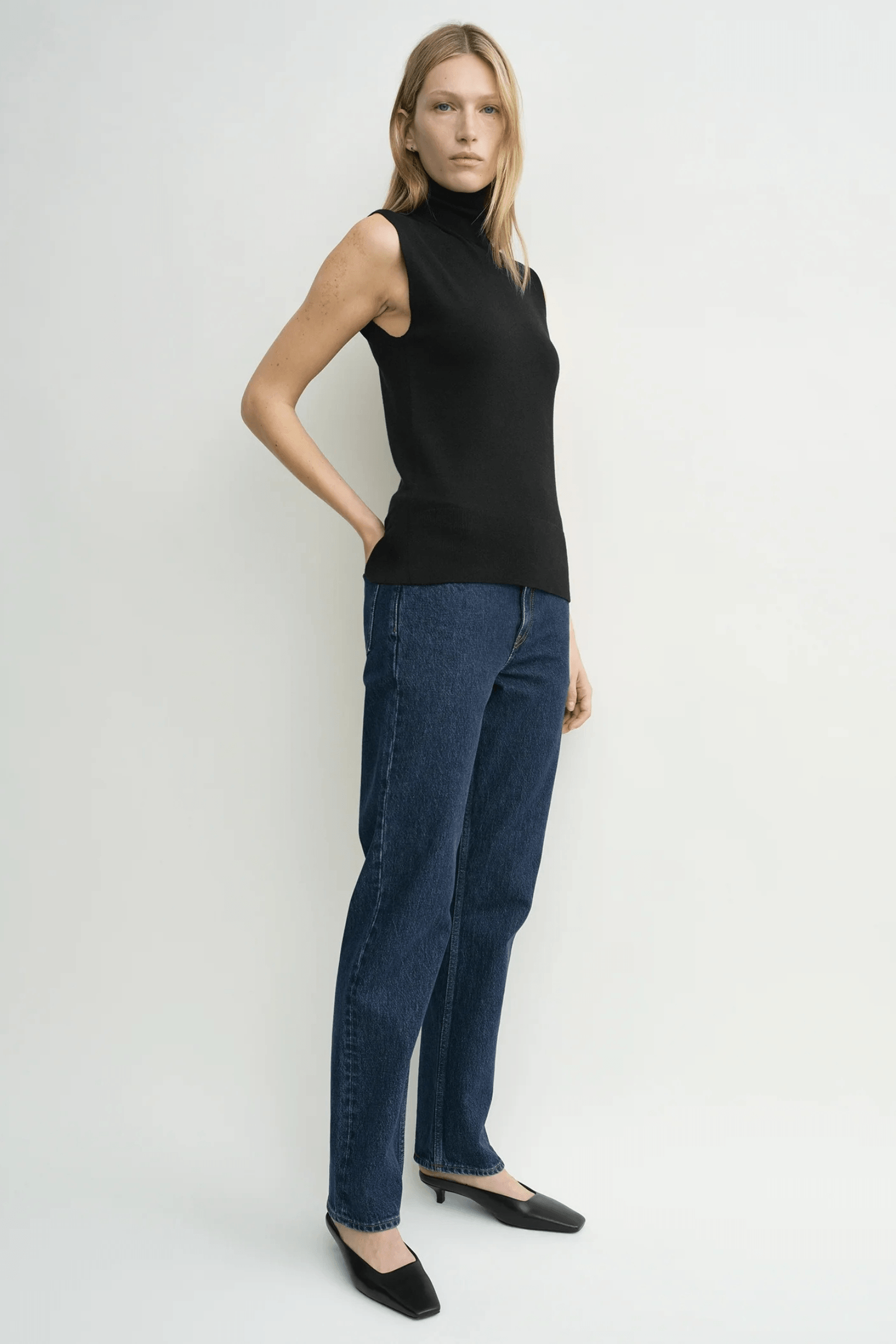 SLEEVELESS FINE TURTLENECK