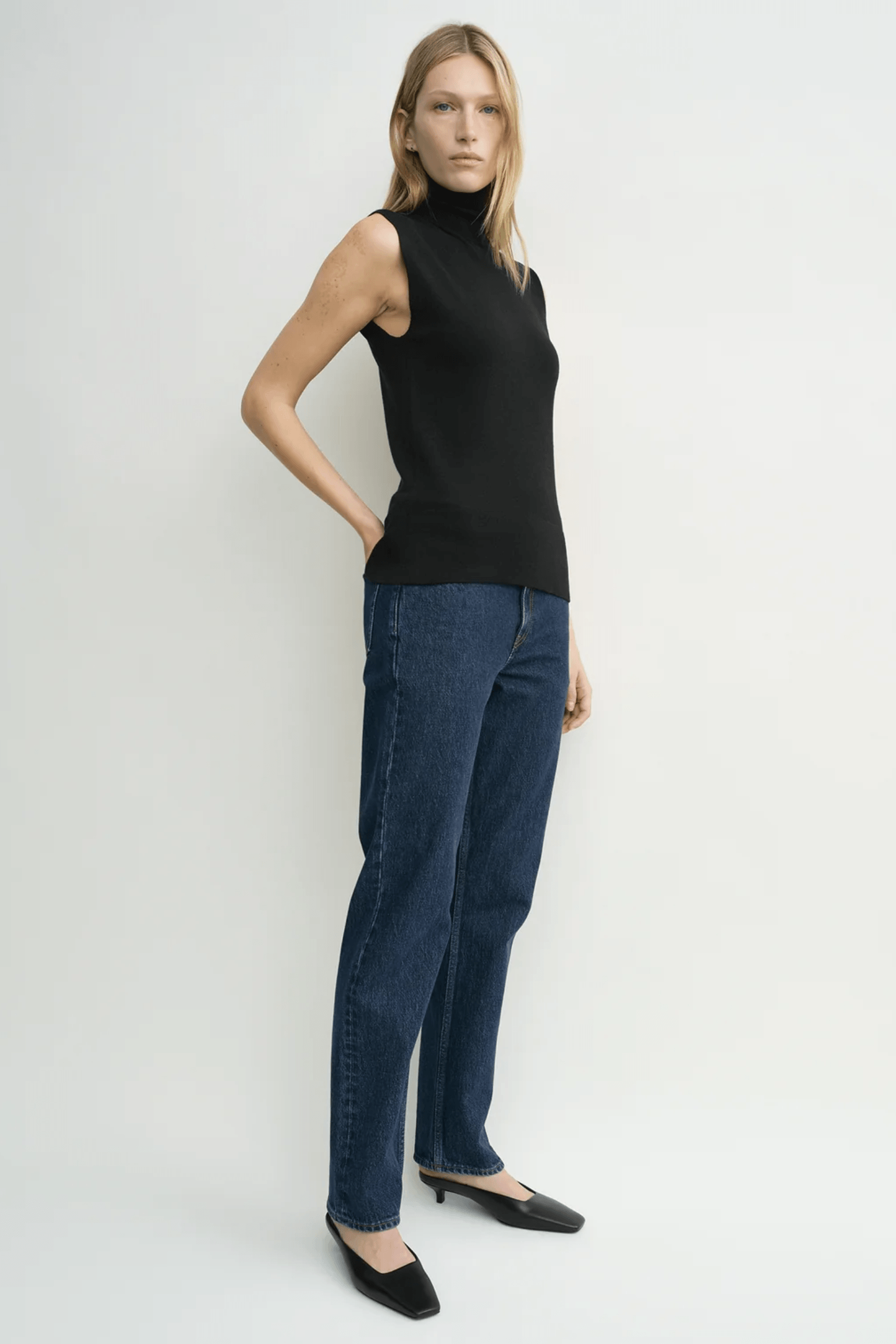 SLEEVELESS FINE TURTLENECK