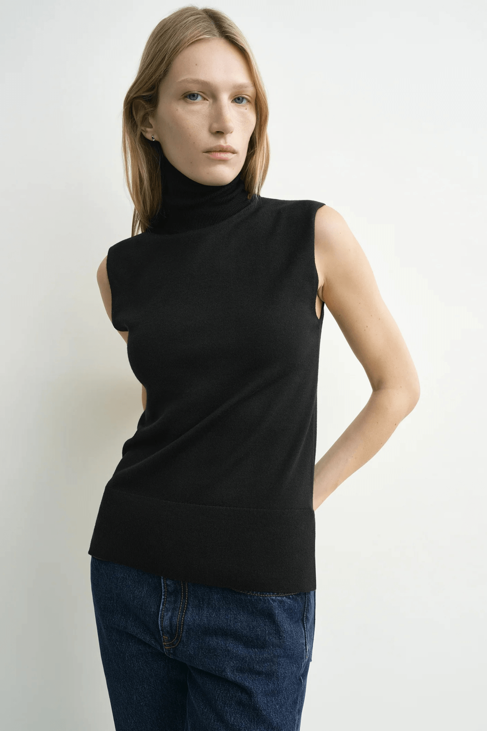 SLEEVELESS FINE TURTLENECK